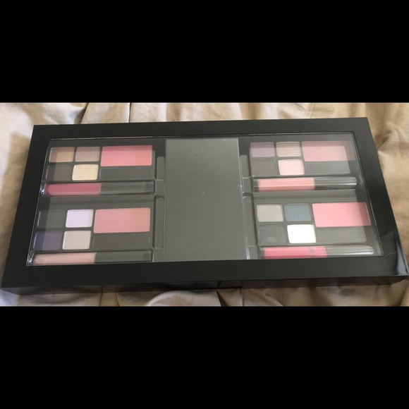 Victoria's Secret glam & go portable travel set  20 eyeshadow 4 gloss makeup - Picture 3 of 12